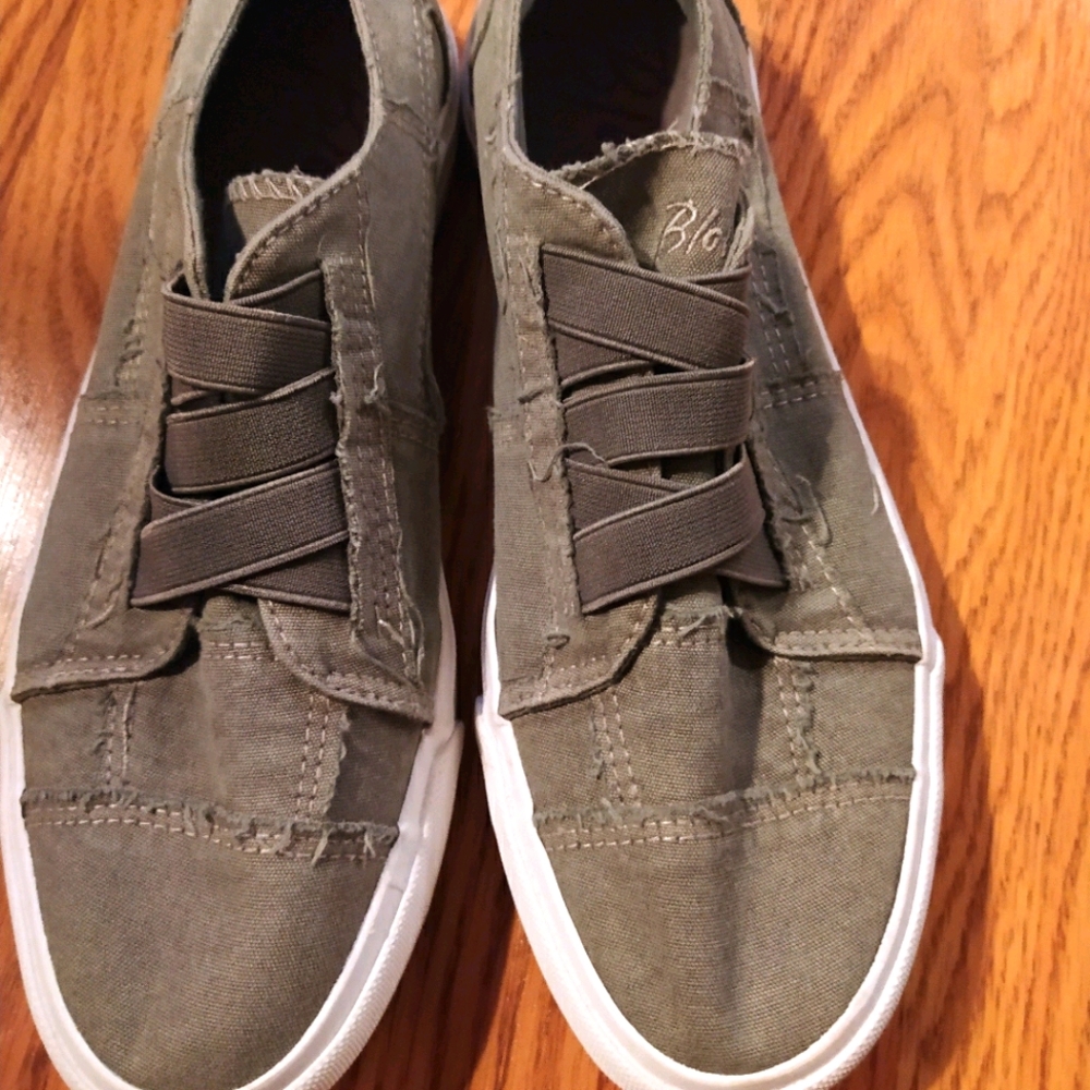 Blowfish canvas sneakers green size 10